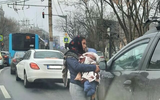 O cerșetoare s-a ales cu dosar penal după ce s-a folosit de doi copii pentru a primi bani, în Eforie Cersetoare cersetorie e1673006650164 640x400 1