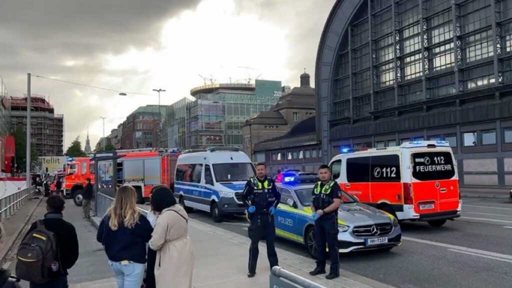 FOTO Atac în gara centrală din Hamburg, Germania. O femeie a înjunghiat cel puțin 13 persoane 4 FOTO Atac în gara centrală din Hamburg, Germania. O femeie a înjunghiat cel puțin 13 persoane GrplmzrWAAAC8VR