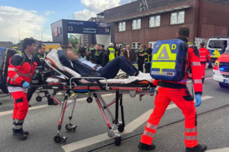 FOTO Atac în gara centrală din Hamburg, Germania. O femeie a înjunghiat cel puțin 13 persoane Grpp 7TWUAADmO5