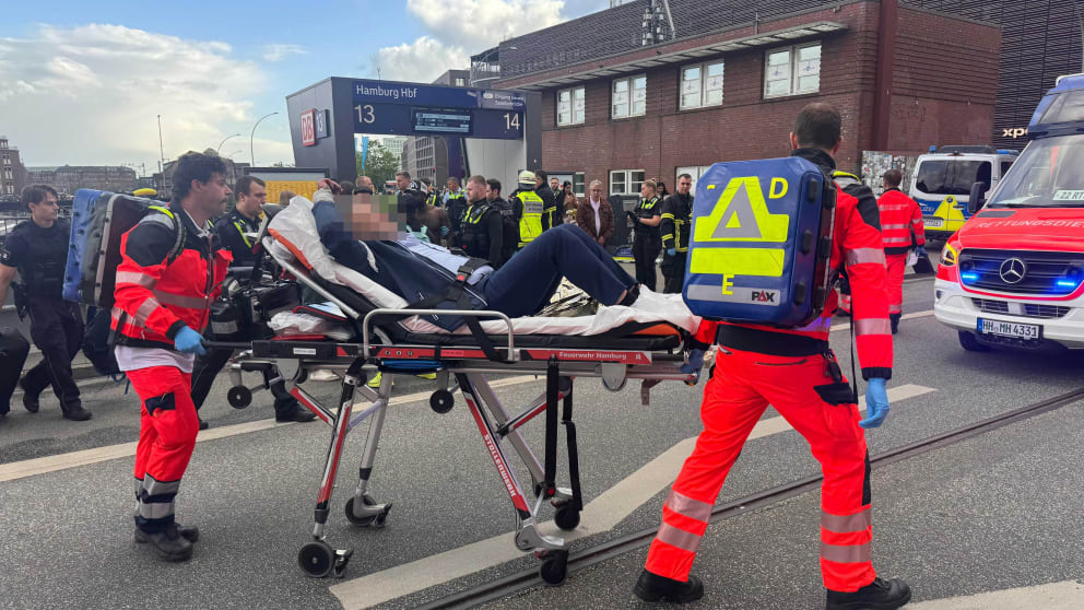 FOTO Atac în gara centrală din Hamburg, Germania. O femeie a înjunghiat cel puțin 13 persoane Grpp 7TWUAADmO5