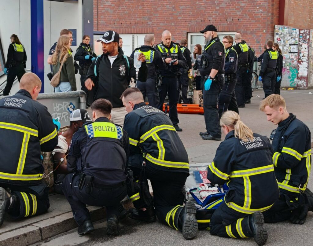 FOTO Atac în gara centrală din Hamburg, Germania. O femeie a înjunghiat cel puțin 13 persoane 3 FOTO Atac în gara centrală din Hamburg, Germania. O femeie a înjunghiat cel puțin 13 persoane Grpp EAWQAAjqxJ