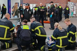 Bilanţul atacului cu cuţitul în gara din Hamburg creşte la 18 răniţi. O femeie de 39 de ani, arestată Grpp EAWQAAjqxJ
