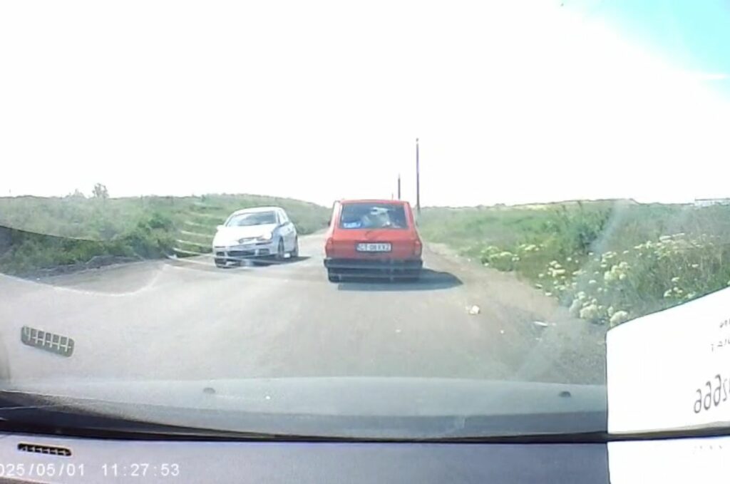 VIDEO 1 Mai ne arată și lipsa bunului-simț: o FEMEIE își aruncă gunoiul din Dacie pe stradă, la ieșirea din Constanța 2 VIDEO 1 Mai ne arată și lipsa bunului-simț: o FEMEIE își aruncă gunoiul din Dacie pe stradă, la ieșirea din Constanța Imagine WhatsApp 2025 05 01 la 15.46.04 7fae18e6