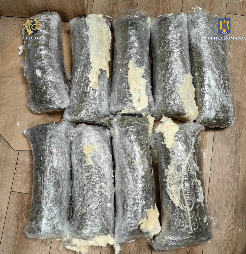 FOTO VIDEO Traficant prins în flagrant la Constanța după ce a introdus prin curier aproape 9 kilograme de droguri din Spania 3 FOTO VIDEO Traficant prins în flagrant la Constanța după ce a introdus prin curier aproape 9 kilograme de droguri din Spania Imagine WhatsApp 2025 05 09 la 16.45.50 24947fa6