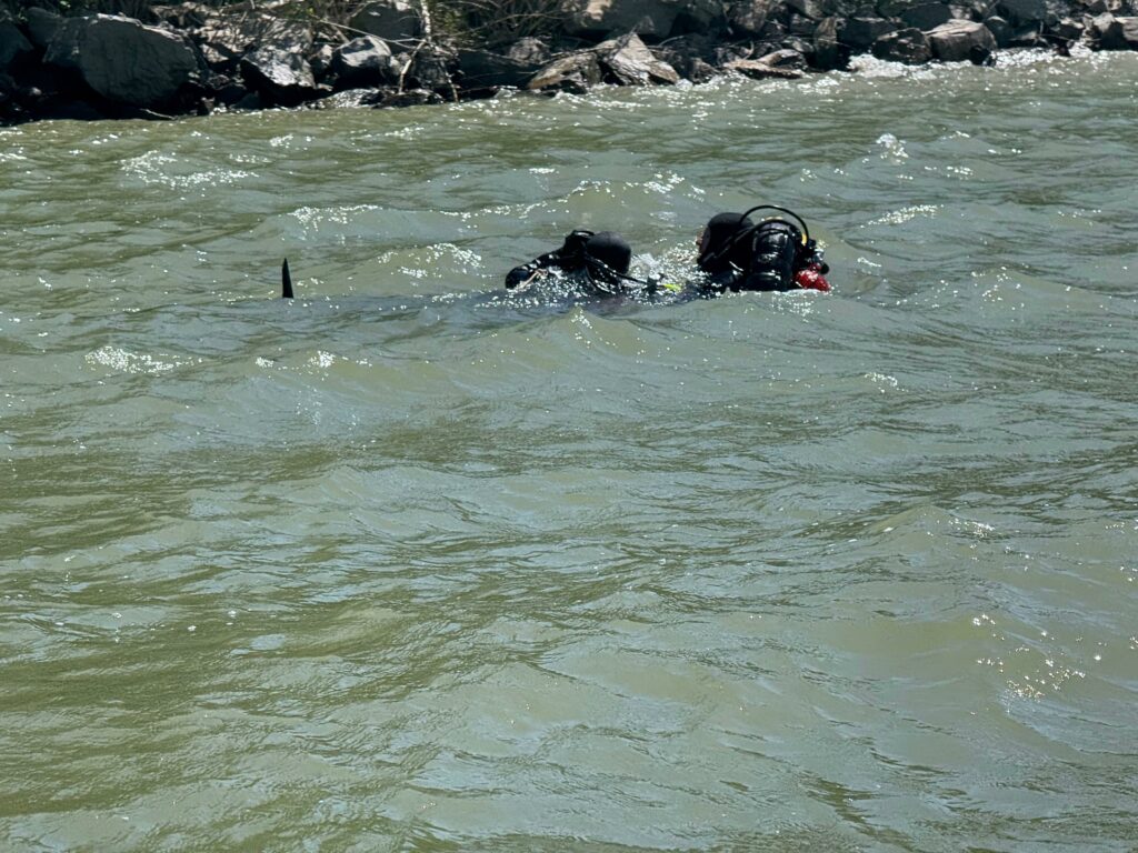 FOTO Continuă căutările tânărului dispărut în Dunăre în urmă cu 19 ZILE 2 FOTO Continuă căutările tânărului dispărut în Dunăre în urmă cu 19 ZILE Imagine WhatsApp 2025 05 15 la 15.28.09 bb3f6479