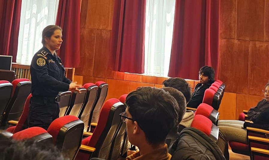 Polițiștii și judecătorii, față în față cu elevii: lecții despre riscurile consumului de droguri 2 Polițiștii și judecătorii, față în față cu elevii: lecții despre riscurile consumului de droguri Imagine WhatsApp 2025 05 15 la 15.28.30 be2bc828