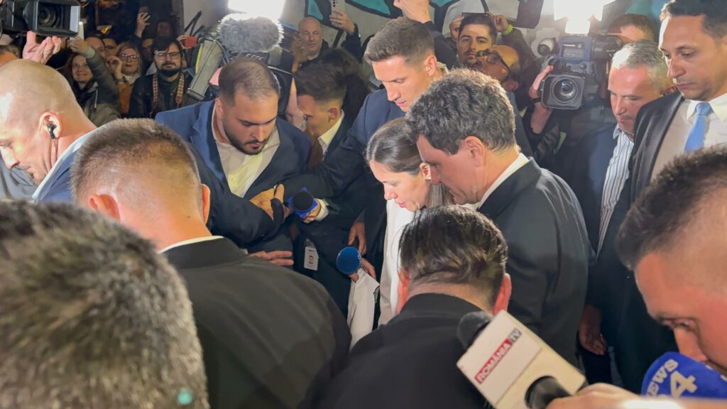FOTO VIDEO Rezultate alegeri prezidențiale, turul 2: Nicușor Dan 53,60%, Simion 46,40% 25 FOTO VIDEO Rezultate alegeri prezidențiale, turul 2: Nicușor Dan 53,60%, Simion 46,40% Imagine WhatsApp 2025 05 19 la 16.09.16 e41d3e43