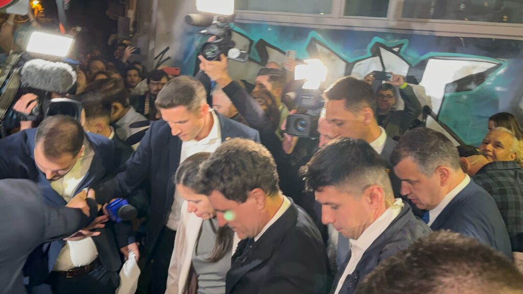 FOTO VIDEO Rezultate alegeri prezidențiale, turul 2: Nicușor Dan 53,60%, Simion 46,40% 24 FOTO VIDEO Rezultate alegeri prezidențiale, turul 2: Nicușor Dan 53,60%, Simion 46,40% Imagine WhatsApp 2025 05 19 la 16.09.17 2eb5e1b8