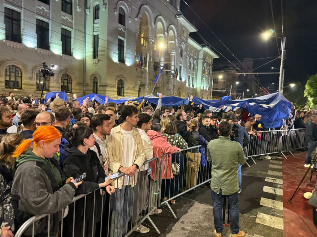 FOTO VIDEO Rezultate alegeri prezidențiale, turul 2: Nicușor Dan 53,60%, Simion 46,40% 16 FOTO VIDEO Rezultate alegeri prezidențiale, turul 2: Nicușor Dan 53,60%, Simion 46,40% Imagine WhatsApp 2025 05 19 la 16.09.34 02a06501