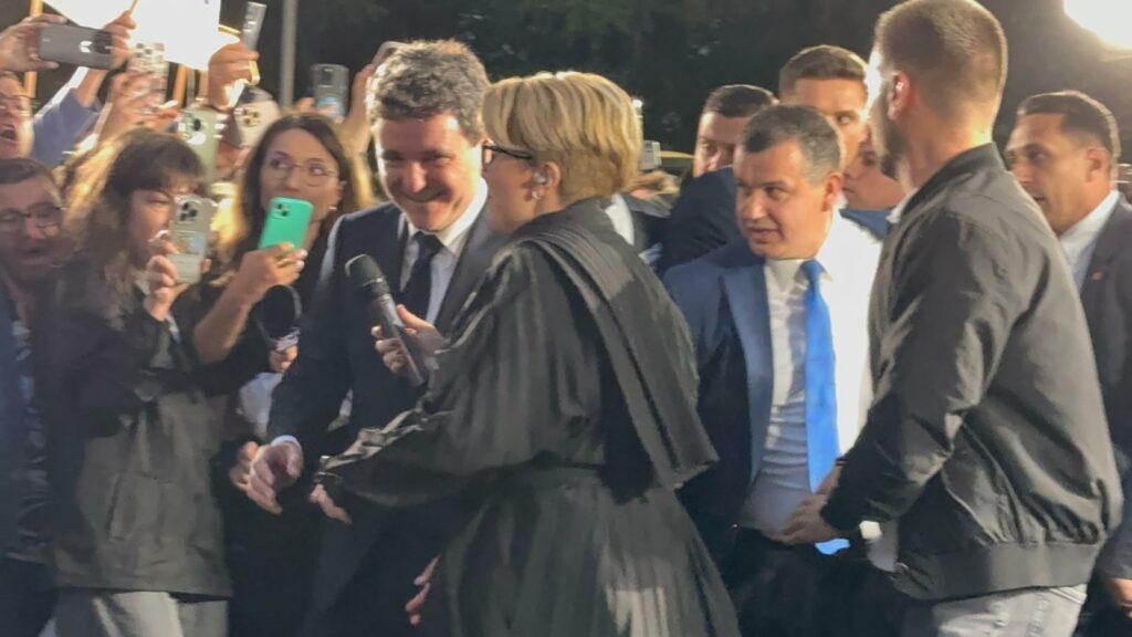 FOTO VIDEO Rezultate alegeri prezidențiale, turul 2: Nicușor Dan 53,60%, Simion 46,40% 13 FOTO VIDEO Rezultate alegeri prezidențiale, turul 2: Nicușor Dan 53,60%, Simion 46,40% Imagine WhatsApp 2025 05 19 la 16.10.43 6f415fd8