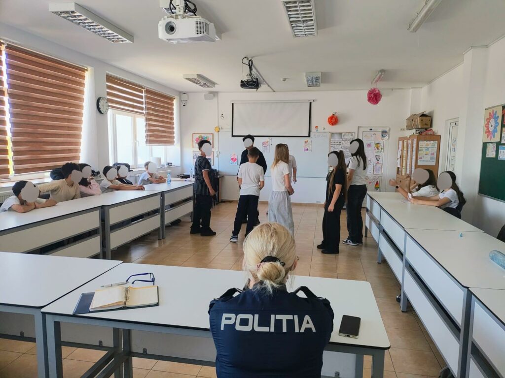 Polițiștii și elevii din Valu lui Traian, parteneri pentru o școală mai sigură Imagine WhatsApp 2025 05 20 la 16.41.14 34ebb734