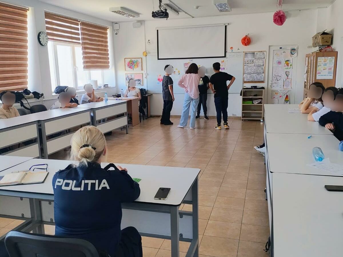 Polițiștii și elevii din Valu lui Traian, parteneri pentru o școală mai sigură Imagine WhatsApp 2025 05 20 la 16.41.14 aafe00d6 edited