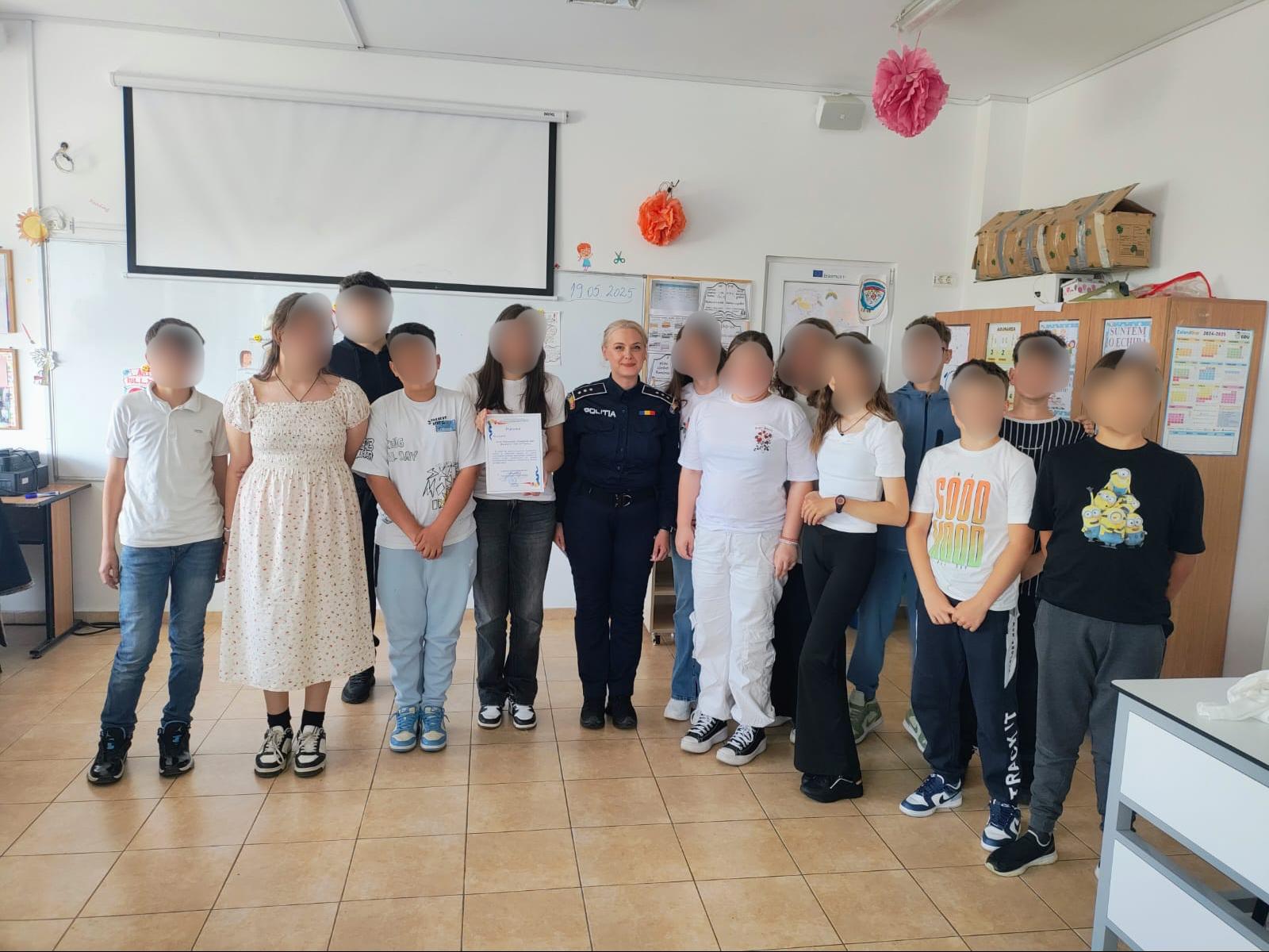 Polițiștii și elevii din Valu lui Traian, parteneri pentru o școală mai sigură Imagine WhatsApp 2025 05 20 la 16.41.15 66ac617d