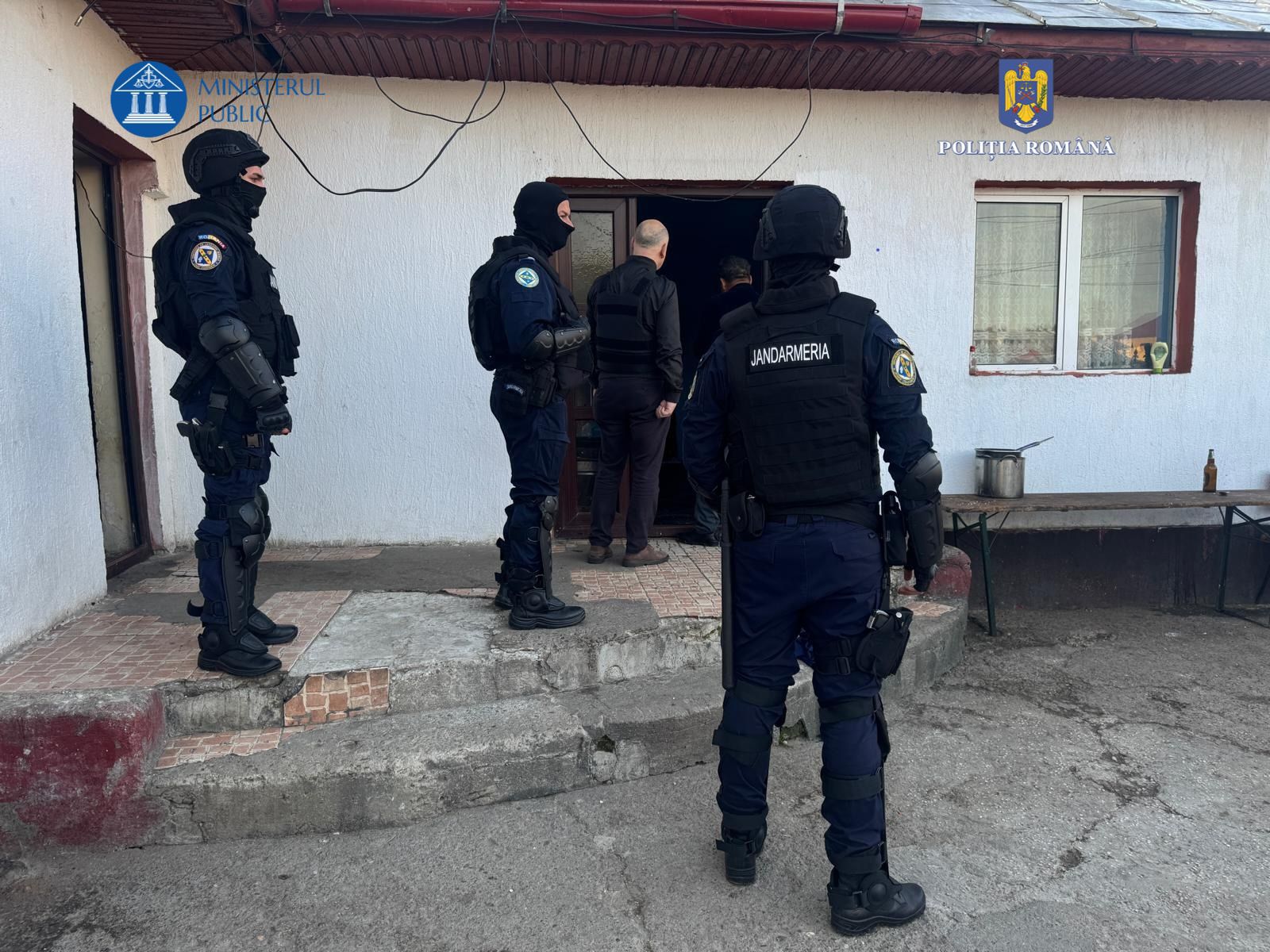 FOTO VIDEO Zeci de percheziții în Ialomița la persoane cercetate pentru nerespectarea regimului armelor şi muniţiilor Imagine WhatsApp 2025 05 22 la 08.17.06 97487a95