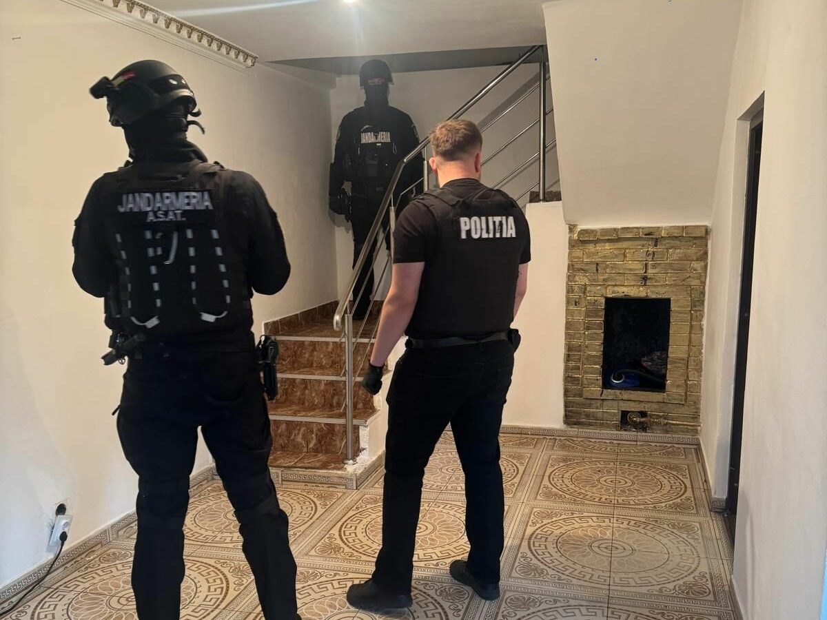 FOTO VIDEO Zeci de percheziții în Ialomița la persoane cercetate pentru nerespectarea regimului armelor şi muniţiilor Imagine WhatsApp 2025 05 22 la 08.17.06 f93f8b78 edited
