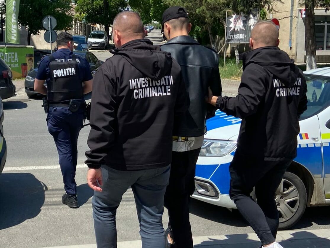 FOTO VIDEO Tânăr arestat după ce a amenințat paznicii cu un cuțit într-un supermarket din Medgidia 2 FOTO VIDEO Tânăr arestat după ce a amenințat paznicii cu un cuțit într-un supermarket din Medgidia Imagine WhatsApp 2025 05 22 la 15.59.51 3cd29149 edited