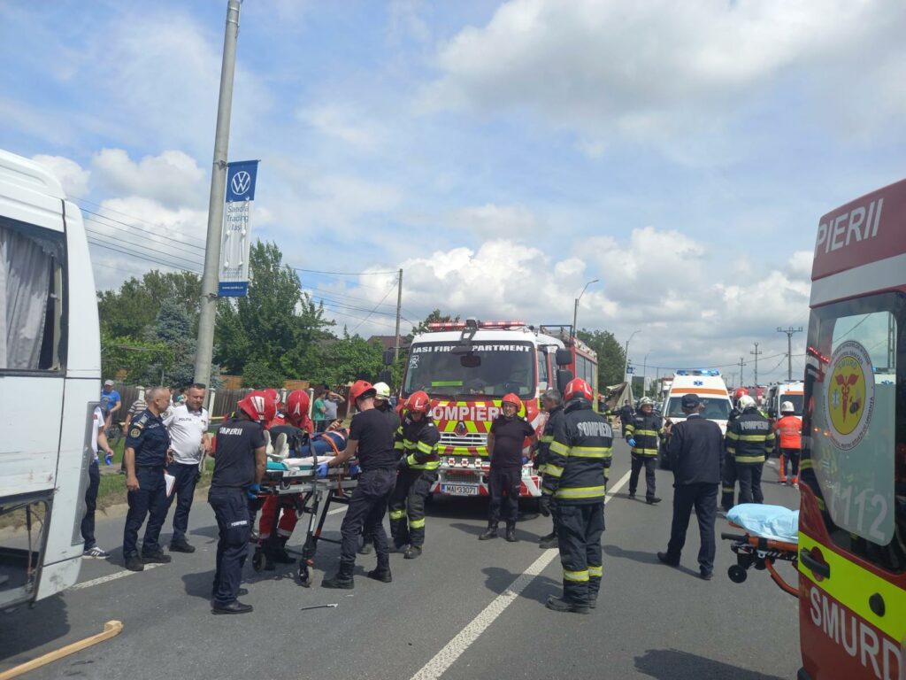 FOTO Accident grav între un autocar și un camion, în județul Iași/ Planul Roșu de Intervenție a fost activat UPDATE Imagine WhatsApp 2025 05 23 la 14.42.12 e8e096fe