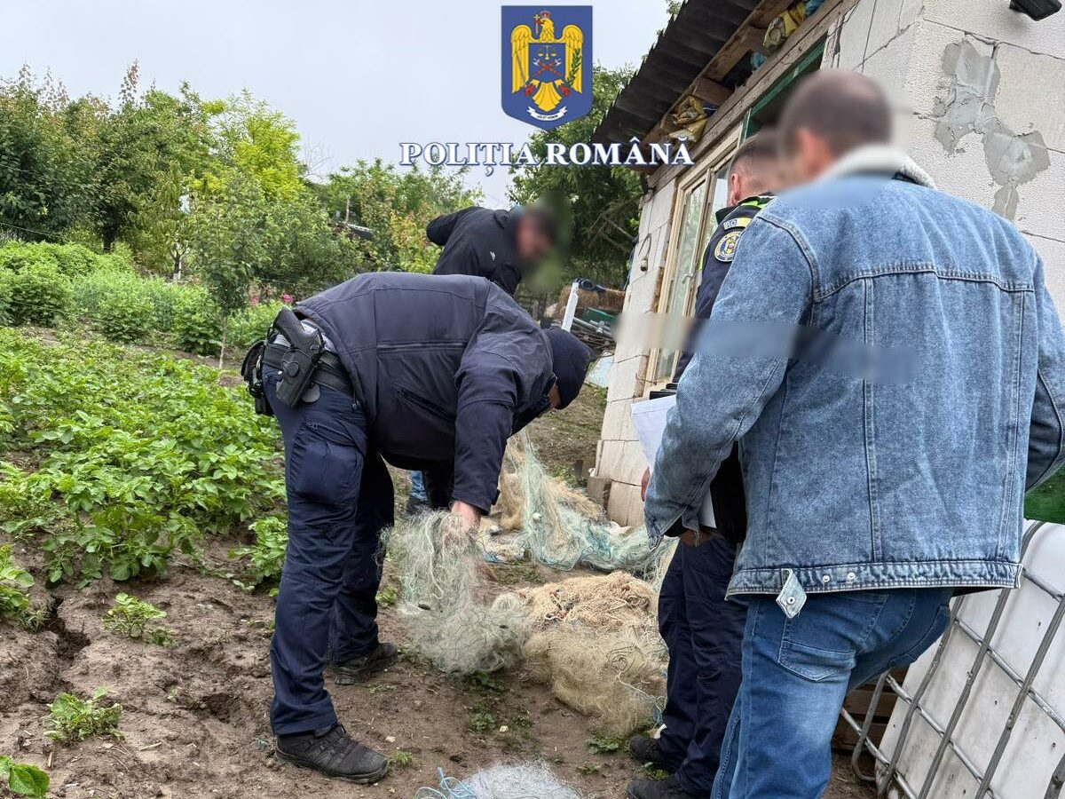 Percheziții în mai multe sate din Constanța: Polițiștii au ridicat o armă letală și zeci de plase de pescuit interzise 4 Percheziții în mai multe sate din Constanța: Polițiștii au ridicat o armă letală și zeci de plase de pescuit interzise Imagine WhatsApp 2025 05 27 la 16.01.16 5070e34b edited