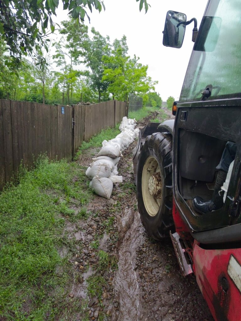 FOTO VIDEO Aproape 70 de localități din 14 județe, afectate de ploi abundente în ultimele 24 de ore 3 FOTO VIDEO Aproape 70 de localități din 14 județe, afectate de ploi abundente în ultimele 24 de ore Imagine WhatsApp 2025 05 29 la 08.49.50 ec092145