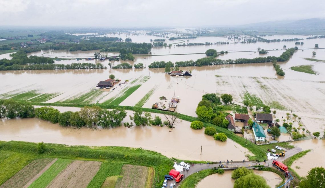 Sunt localități întregi unde nu se mai poate circula decât cu barca. Alerta de cod roșu de inundații a fost prelungită Inundatii 2025 drona 1 1140x660 1