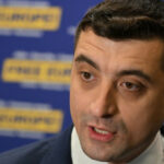 AUR promite în programul de guvernare „Case la 1 leu”, după ce Simion a recunoscut că au fost o păcăleală casele la 35.000 de euro MDY2YjA2NzNiOTkwMTVhYTc2MTE1YzE1Zg.thumb
