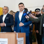 VIDEO George Simion a mers la vot alături de Călin Georgescu/ Au vrut să facă declarații în secție, însă au fost îndrumați afară PTc4MCZoPTQ0MCZoYXNoPTQwYTc2Zjc1YzE3OWVhMzgwZGIyOWM0NTUyM2FjMTU3.thumb