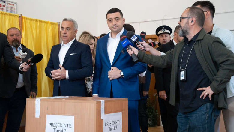 VIDEO George Simion a mers la vot alături de Călin Georgescu/ Au vrut să facă declarații în secție, însă au fost îndrumați afară PTc4MCZoPTQ0MCZoYXNoPTQwYTc2Zjc1YzE3OWVhMzgwZGIyOWM0NTUyM2FjMTU3.thumb