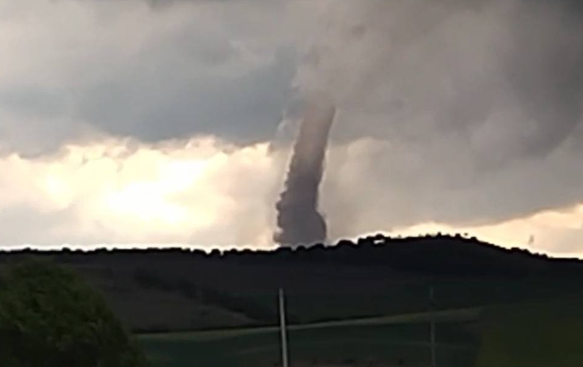 VIDEO Tornadă în localitatea Horia, Tulcea. Avertizare meteo cod portocaliu. Pompierii se pregătesc să intervină UPDATE Screenshot 2025 05 07 195732