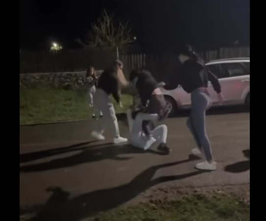 FOTO Scandal între tinere la Rariștea: două fete, bătute în plină stradă Screenshot 2025 05 19 at 23 28 05 1 Facebook