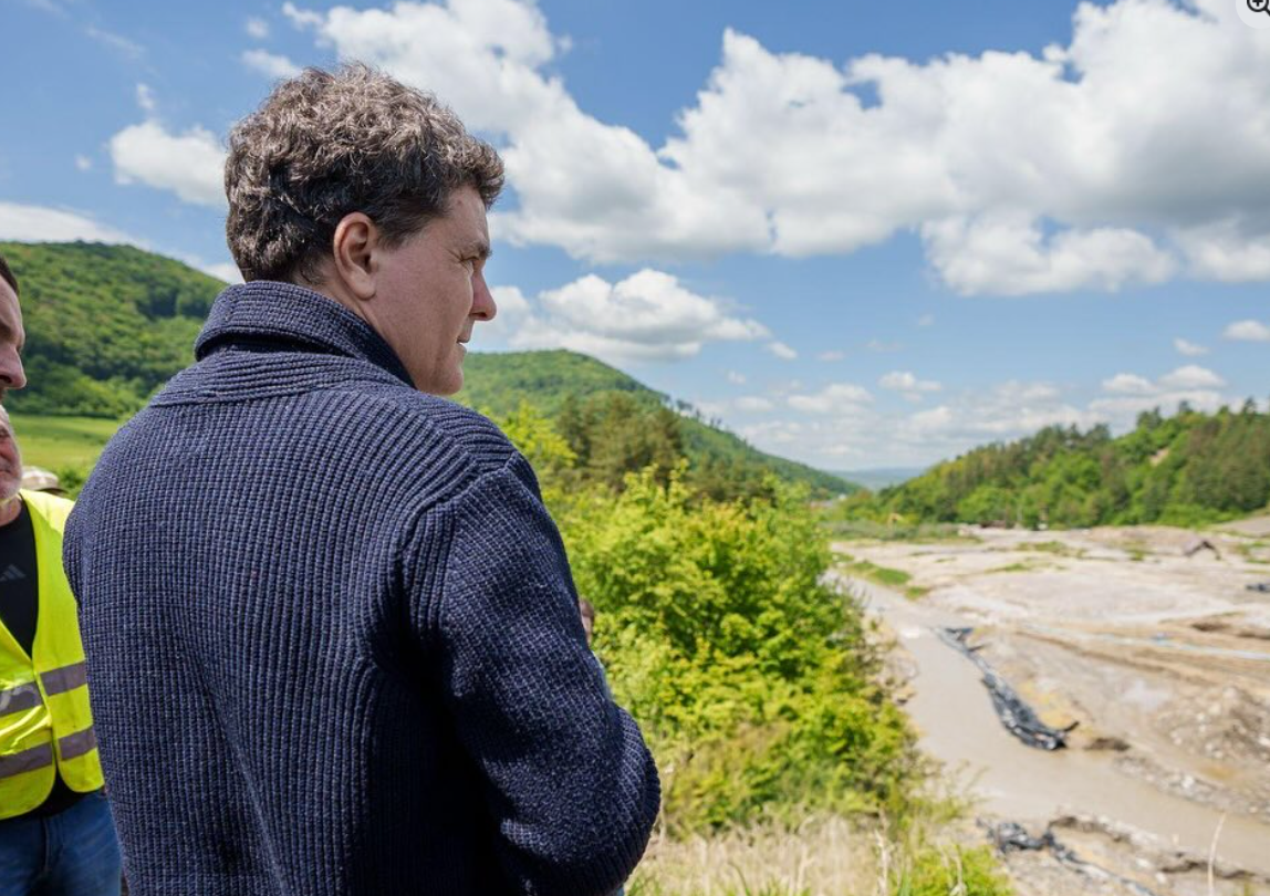 UPDATE - Preşedintele Nicuşor Dan a ajuns sâmbătă la Salina Praid. Sute de oameni s-au adunat pentru a vorbi cu preşedintele Screenshot 2025 05 31 184203
