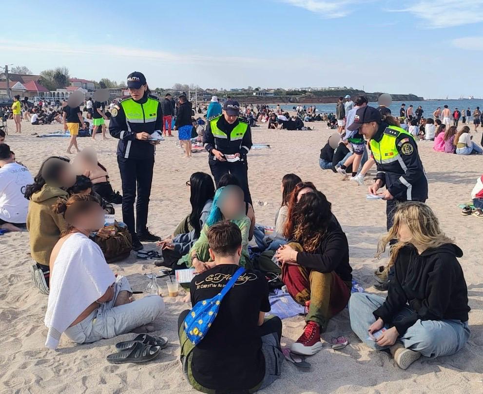 FOTO Prevenție pe litoral: Polițiștii, alături de tineri în Vama Veche pentru un 1 Mai în siguranță WhatsApp Image 2025 05 02 at 13.43.18 1