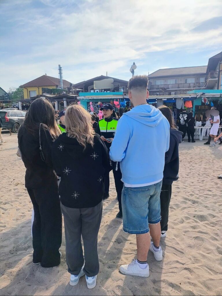 FOTO Prevenție pe litoral: Polițiștii, alături de tineri în Vama Veche pentru un 1 Mai în siguranță 2 FOTO Prevenție pe litoral: Polițiștii, alături de tineri în Vama Veche pentru un 1 Mai în siguranță WhatsApp Image 2025 05 02 at 13.43.18