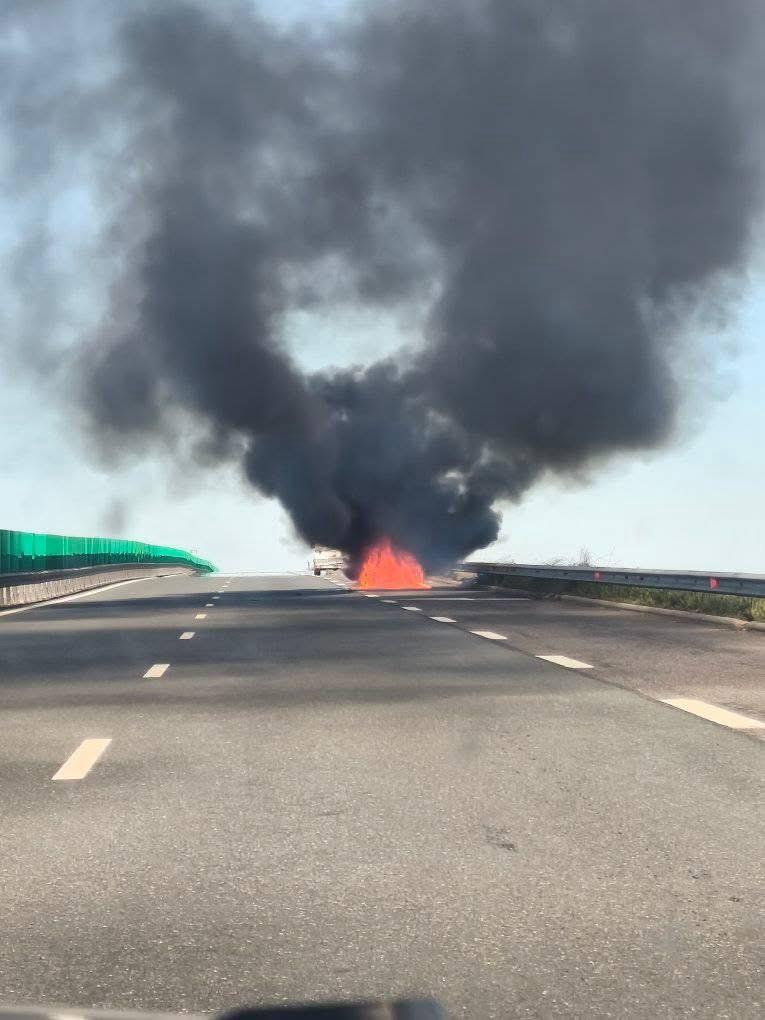 VIDEO O mașină a luat foc pe A2, sensul de mers spre Constanța / Traficul a fost întrerupt 2 VIDEO O mașină a luat foc pe A2, sensul de mers spre Constanța / Traficul a fost întrerupt WhatsApp Image 2025 05 02 at 20.43.16