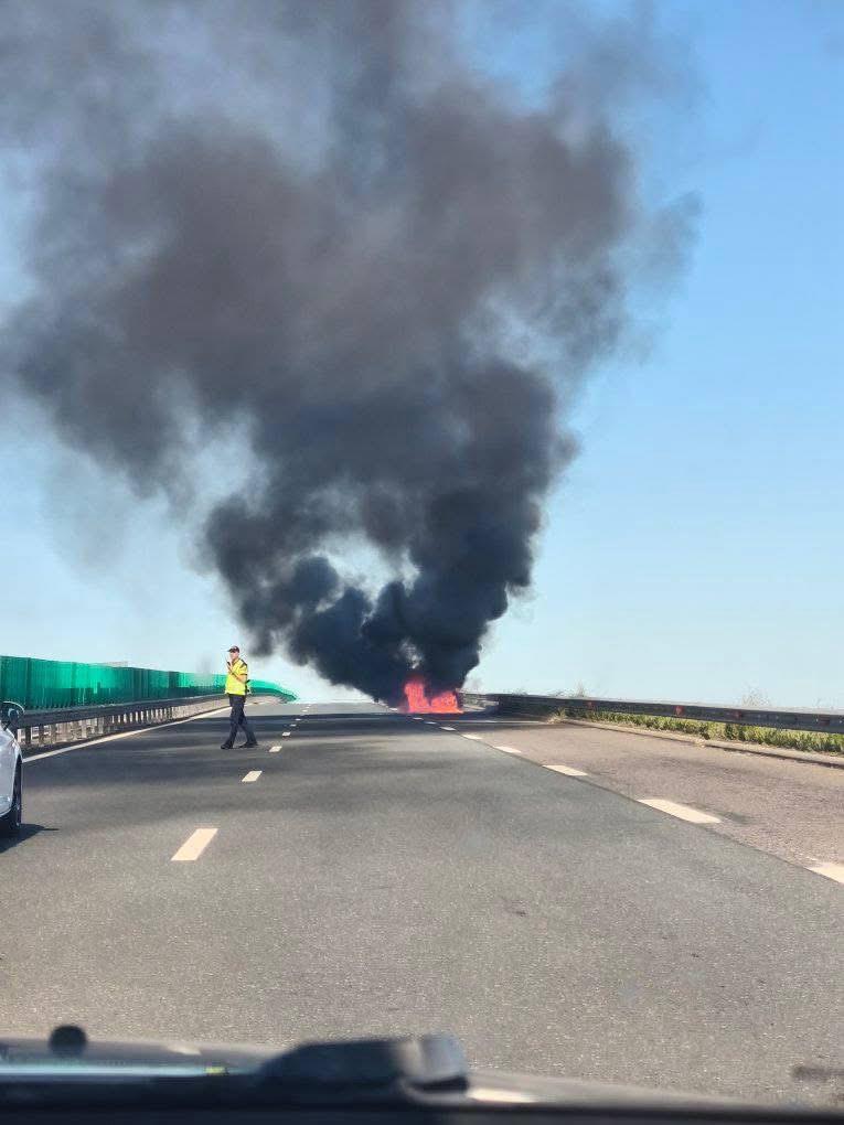 VIDEO O mașină a luat foc pe A2, sensul de mers spre Constanța / Traficul a fost întrerupt WhatsApp Image 2025 05 02 at 20.43.17