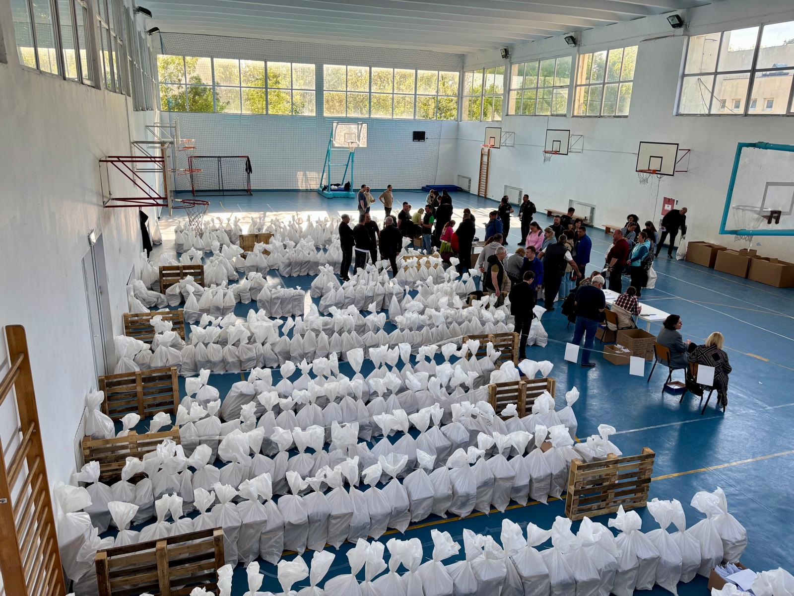 FOTO VIDEO Prefectura Constanța: Procesul de predare a buletinelor de vot și a celorlalte materiale electorale este în desfășurare WhatsApp Image 2025 05 03 at 08.39.23