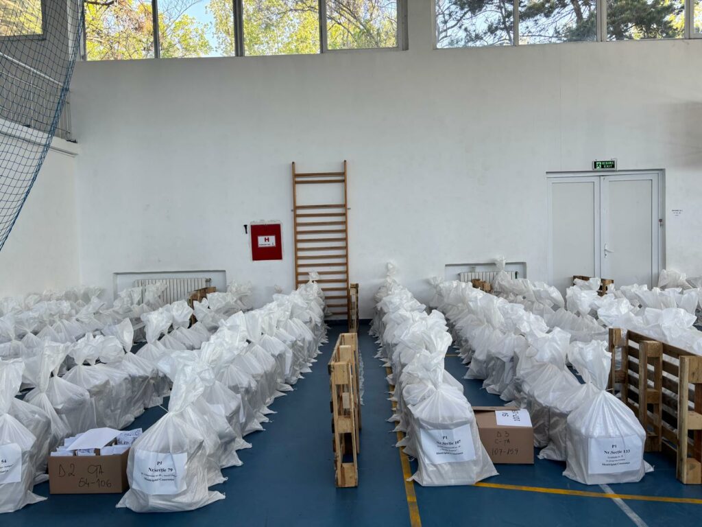 FOTO VIDEO Prefectura Constanța: Procesul de predare a buletinelor de vot și a celorlalte materiale electorale este în desfășurare WhatsApp Image 2025 05 03 at 08.39.25