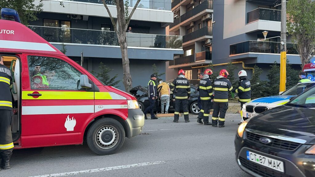 FOTO VIDEO UPDATE O mașină a intrat într-un copac în stațiunea Mamaia, zona Hotelului Majestic / Trei victime transportate la spital 4 FOTO VIDEO UPDATE O mașină a intrat într-un copac în stațiunea Mamaia, zona Hotelului Majestic / Trei victime transportate la spital WhatsApp Image 2025 05 03 at 20.00.13 1