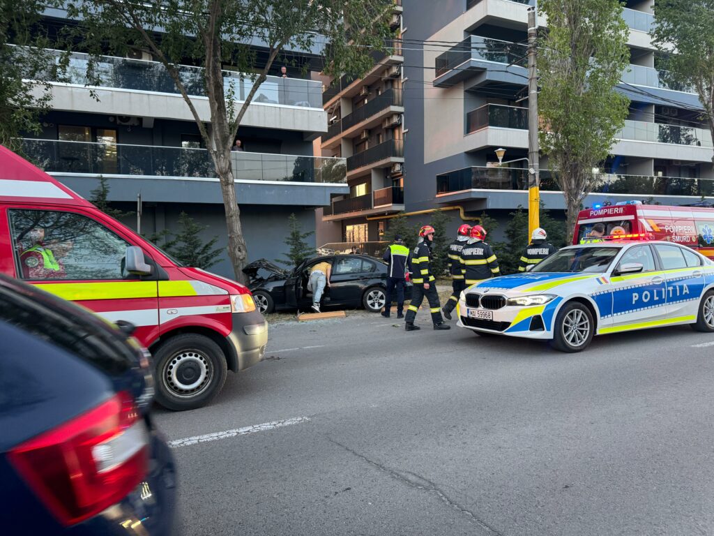 FOTO VIDEO UPDATE O mașină a intrat într-un copac în stațiunea Mamaia, zona Hotelului Majestic / Trei victime transportate la spital 3 FOTO VIDEO UPDATE O mașină a intrat într-un copac în stațiunea Mamaia, zona Hotelului Majestic / Trei victime transportate la spital WhatsApp Image 2025 05 03 at 20.00.13