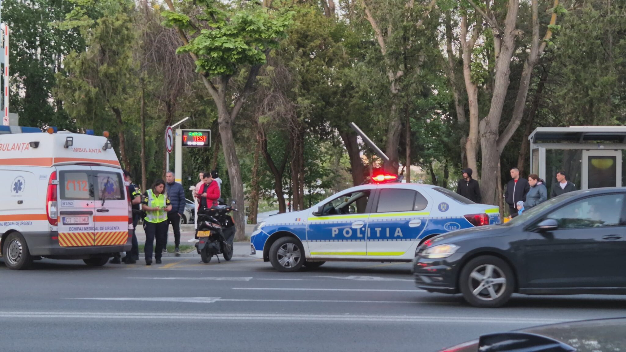 FOTO VIDEO O victimă a ajuns la spital după un accident între o mașină și un scuter, la Hotel Zodiac din județul Constanța WhatsApp Image 2025 05 03 at 20.05.30