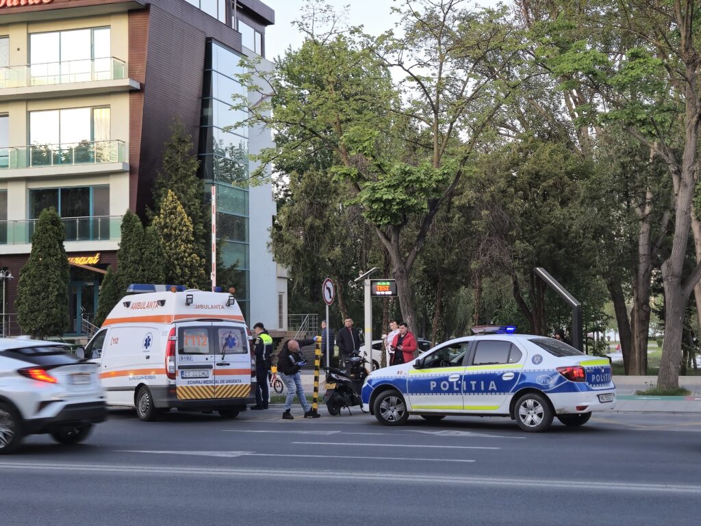 FOTO VIDEO O victimă a ajuns la spital după un accident între o mașină și un scuter, la Hotel Zodiac din județul Constanța 6 FOTO VIDEO O victimă a ajuns la spital după un accident între o mașină și un scuter, la Hotel Zodiac din județul Constanța WhatsApp Image 2025 05 03 at 20.06.21