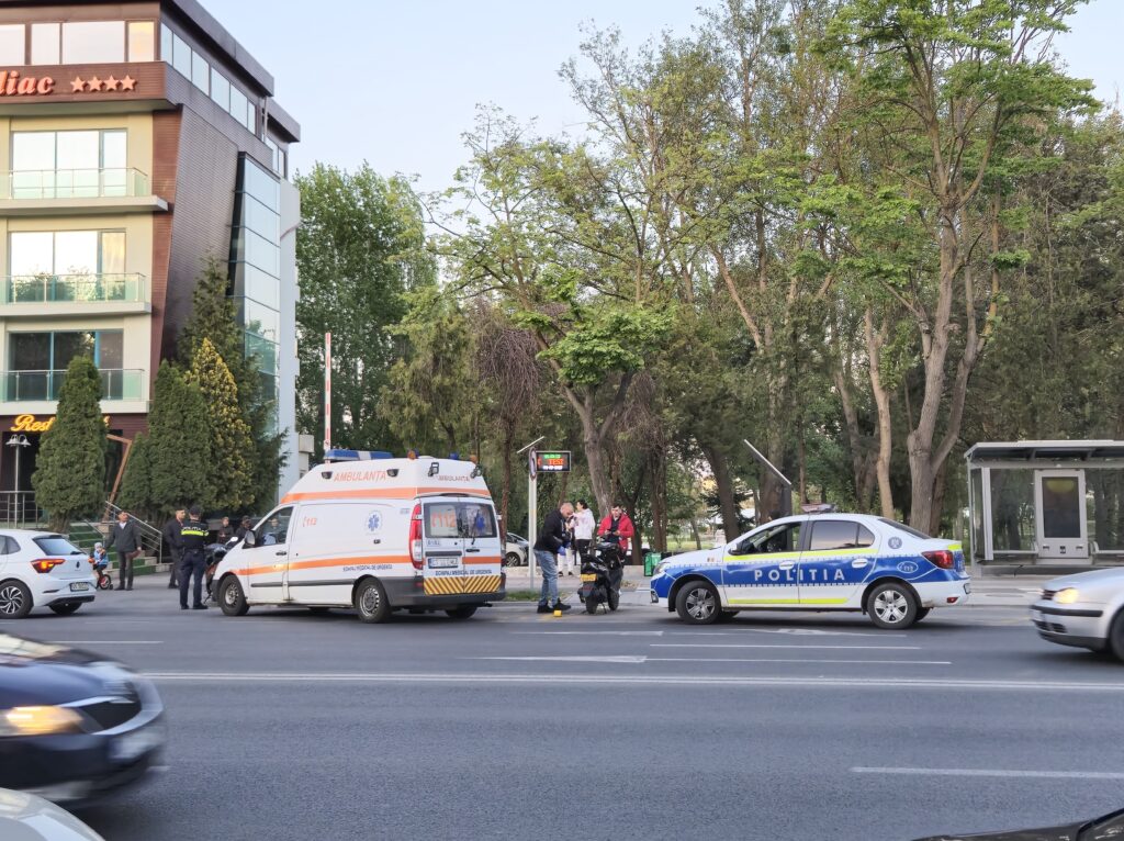 FOTO VIDEO O victimă a ajuns la spital după un accident între o mașină și un scuter, la Hotel Zodiac din județul Constanța 5 FOTO VIDEO O victimă a ajuns la spital după un accident între o mașină și un scuter, la Hotel Zodiac din județul Constanța WhatsApp Image 2025 05 03 at 20.06.22