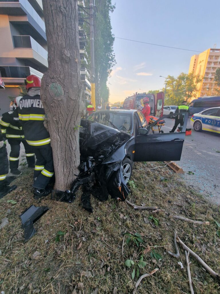 FOTO VIDEO UPDATE O mașină a intrat într-un copac în stațiunea Mamaia, zona Hotelului Majestic / Trei victime transportate la spital 5 FOTO VIDEO UPDATE O mașină a intrat într-un copac în stațiunea Mamaia, zona Hotelului Majestic / Trei victime transportate la spital WhatsApp Image 2025 05 03 at 20.26.21