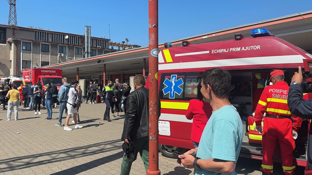FOTO VIDEO Plan Roșu de Intervenție la Gara Constanța: mai multe victime au fost transportate la spital după un accident feroviar între două trenuri UPDATE 21 FOTO VIDEO Plan Roșu de Intervenție la Gara Constanța: mai multe victime au fost transportate la spital după un accident feroviar între două trenuri UPDATE WhatsApp Image 2025 05 04 at 15.05.57 1 1