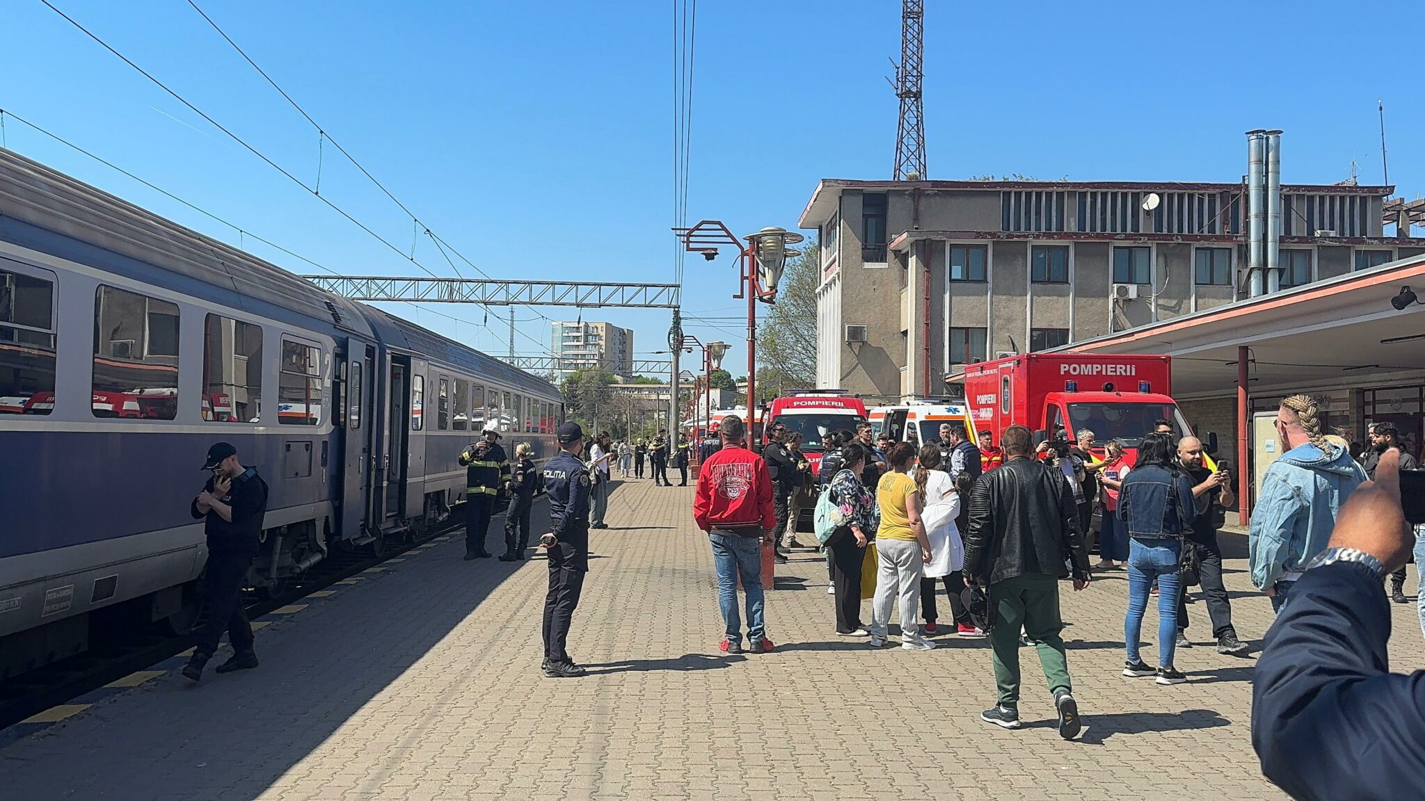 FOTO VIDEO Plan Roșu de Intervenție la Gara Constanța: mai multe victime au fost transportate la spital după un accident feroviar între două trenuri UPDATE WhatsApp Image 2025 05 04 at 15.05.57