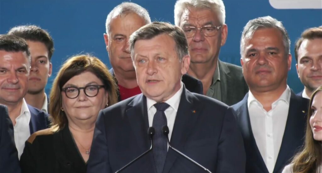 VIDEO Primele reacții / Exit-poll 2025: George Simion poate rămâne în turul II cu Crin Antonescu sau Nicușor Dan UPDATE 3 VIDEO Primele reacții / Exit-poll 2025: George Simion poate rămâne în turul II cu Crin Antonescu sau Nicușor Dan UPDATE WhatsApp Image 2025 05 04 at 21.57.39