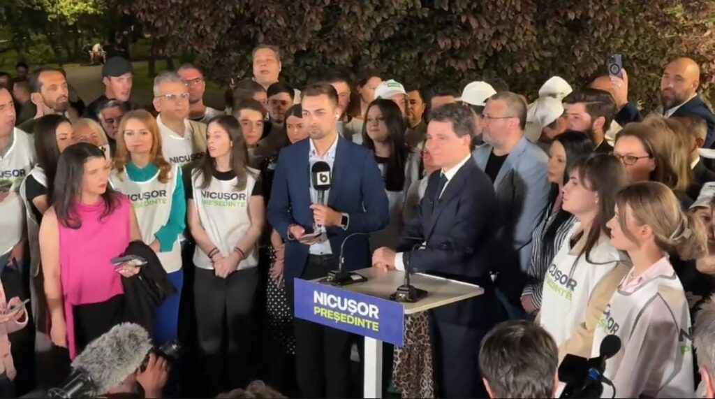 VIDEO Primele reacții / Exit-poll 2025: George Simion poate rămâne în turul II cu Crin Antonescu sau Nicușor Dan UPDATE 4 VIDEO Primele reacții / Exit-poll 2025: George Simion poate rămâne în turul II cu Crin Antonescu sau Nicușor Dan UPDATE WhatsApp Image 2025 05 04 at 22.03.50
