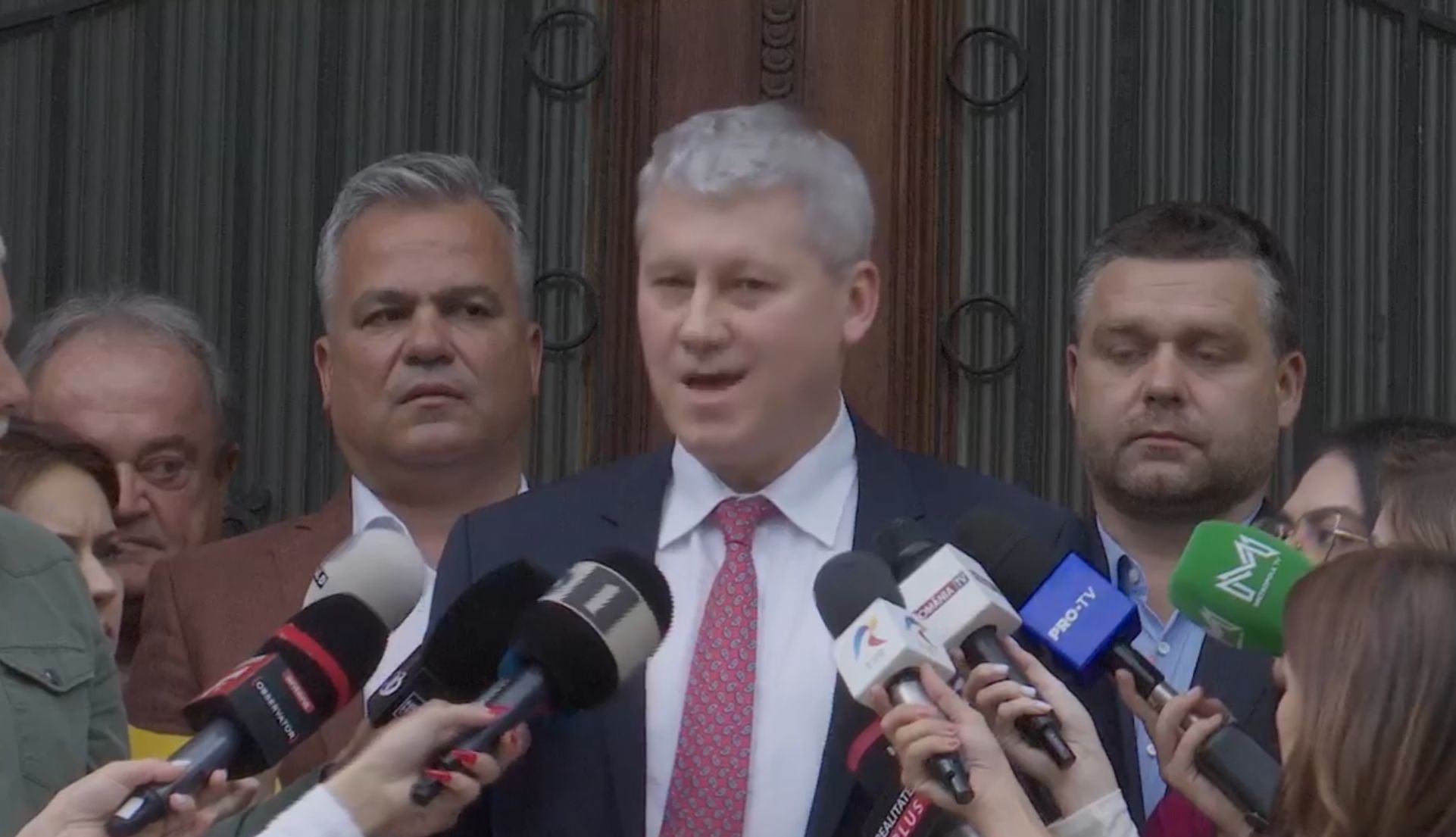 VIDEO  Predoiu anunţă că PNL a luat decizii pentru ”a opri accesul forţelor extremiste la Palatul Cotroceni” şi îl vor susţine pe Nicuşor Dan în turul II WhatsApp Image 2025 05 05 at 21.40.12