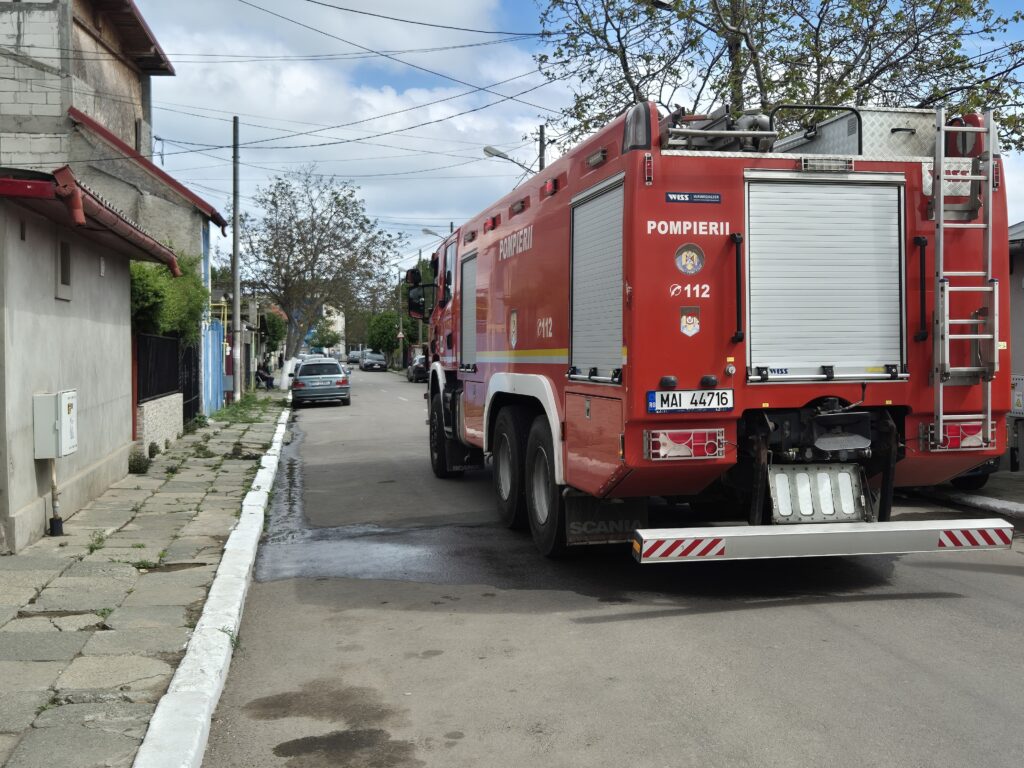 FOTO VIDEO Incendiu la anexa unei case din cartierul KM 5, Constanța 7 FOTO VIDEO Incendiu la anexa unei case din cartierul KM 5, Constanța WhatsApp Image 2025 05 09 at 15.00.30