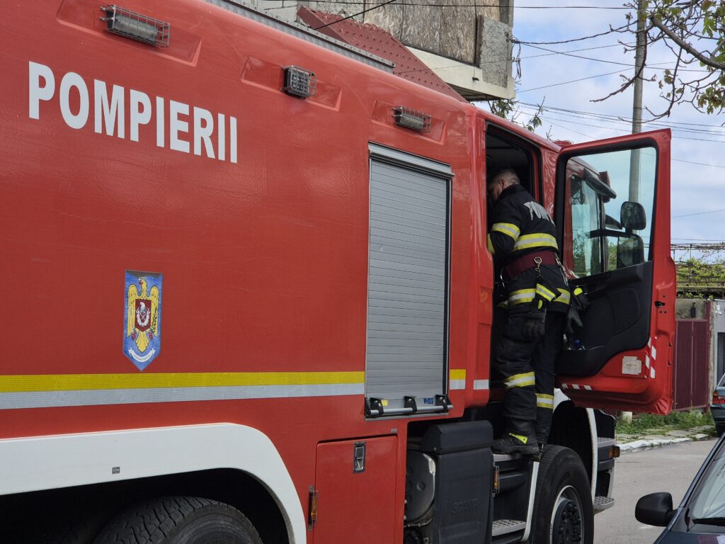 FOTO VIDEO Incendiu la anexa unei case din cartierul KM 5, Constanța 6 FOTO VIDEO Incendiu la anexa unei case din cartierul KM 5, Constanța WhatsApp Image 2025 05 09 at 15.01.14