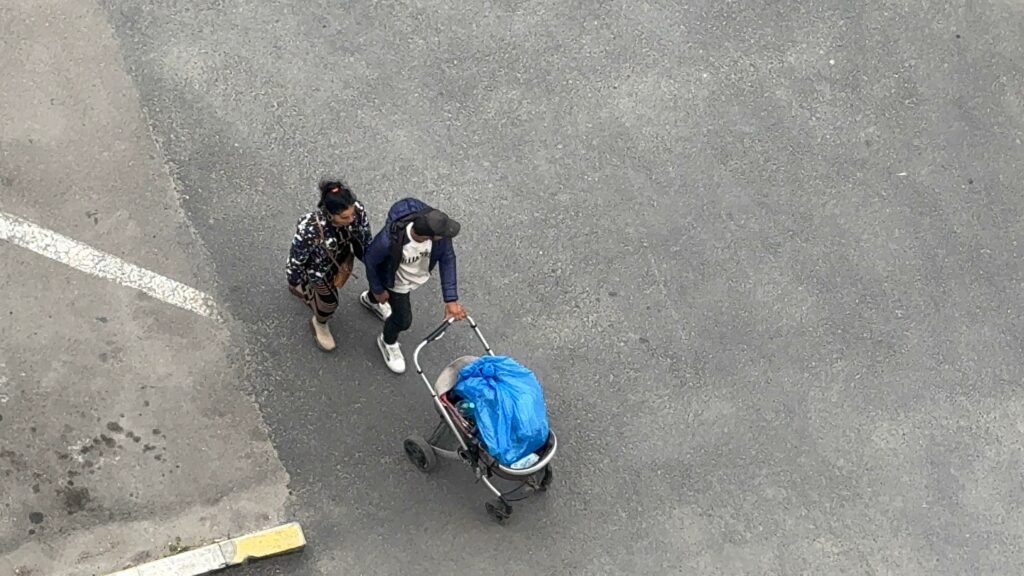 FOTO VIDEO Linia continuă? Nu e pentru mașini, ci pentru oamenii cu gunoiul la plimbare în cărucior de copii 3 FOTO VIDEO Linia continuă? Nu e pentru mașini, ci pentru oamenii cu gunoiul la plimbare în cărucior de copii WhatsApp Image 2025 05 09 at 18.49.15